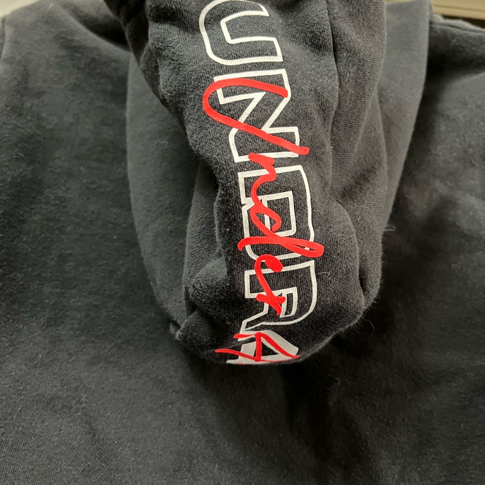 ⭐️🧵Under Armour”Black XS Women’s top ((Like New))🧵⭐️